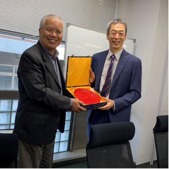Exchange of gifts by Secretary of the Party Committee CUI Jianhua and Dean FURUSAWA Taiji